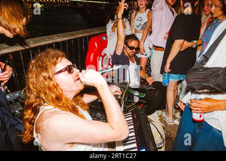 London Dj Duo, Joy Anonymous, hosted a spontaneous set outside Tate Modern Stock Photo