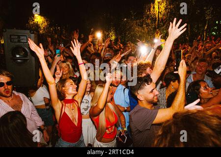 London Dj Duo, Joy Anonymous, hosted a spontaneous set outside Tate Modern Stock Photo