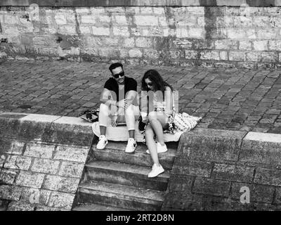 Couple Talking and Relaxing, banks of the River Seine, Square du Vert-Galant, Île de la Cité, Paris, France, Europe, EU. Stock Photo