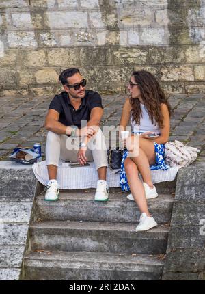 Couple Talking and Relaxing, banks of the River Seine, Square du Vert-Galant, Île de la Cité, Paris, France, Europe, EU. Stock Photo
