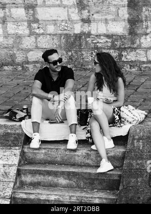 Couple Talking and Relaxing, banks of the River Seine, Square du Vert-Galant, Île de la Cité, Paris, France, Europe, EU. Stock Photo