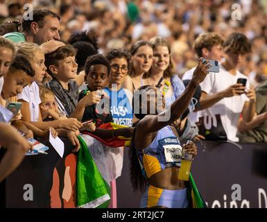 Elaine Thompson-Herah of Jamaica signing autographs for fans after competing in the women’s 100m at the Allianz Memorial Van Damme at the King Baudoui Stock Photo