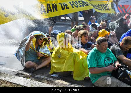 The Hague,The Netherlands, 10th september,2023. Extinction rebellion activists protested by blocking the A12 motorway again. A Watercannon was used and police removed and arrested hundreds of people.The protesters want to return every day to block the road.Credit:Pmvfoto/Alamy Live News Stock Photo