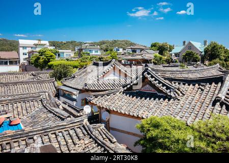 Traditional korean decor roof of village house In Palace, Seoul, South  Korea Stock Photo - Alamy