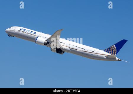 N91007 United Airlines Boeing 787-10 Dreamliner Departing Los Angeles International (LAX / KLAX) Stock Photo