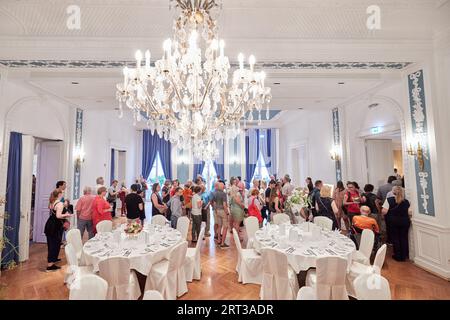 Hamburg, Germany. 10th Sep, 2023. Numerous guests visit the small hall in the hotel 'Atlantic' during the Atlantic Discovery Day, where show tables were set differently. Five-star hotel 'Atlantic' opened its doors to visitors on Sunday. During the 'Atlantic Discovery Day' people could take a look behind the scenes of the hotel's gastronomy. Credit: Georg Wendt/dpa/Alamy Live News Stock Photo