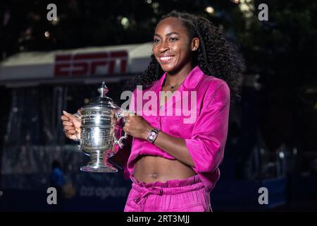 23,394 Holding Trophy Pose Stock Photos, High-Res Pictures, and Images -  Getty Images