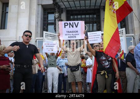 Madrid, Spain. 10th Sep, 2023. A group of demonstrators hold placards during the rally. Supporters of the Spanish right have gathered at the doors of the Madrid city hall to protest against the government of the acting prime minister Pedro Sánchez and the possible amnesty in favor of the Catalan political leader Carles Puigdemont, fleeing from justice. Credit: SOPA Images Limited/Alamy Live News Stock Photo