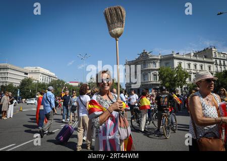 Madrid, Spain. 10th Sep, 2023. A demonstrator holds a broom during the rally. Supporters of the Spanish right have gathered at the doors of the Madrid city hall to protest against the government of the acting prime minister Pedro Sánchez and the possible amnesty in favor of the Catalan political leader Carles Puigdemont, fleeing from justice. Credit: SOPA Images Limited/Alamy Live News Stock Photo