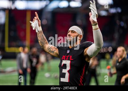 Atlanta Falcons safety Jessie Bates III (30) throws the ball during the NFL  football team's training camp, Saturday, July 29, 2023, in Flowery Branch,  Ga. (AP Photo/Alex Slitz Stock Photo - Alamy