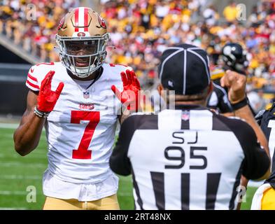 San Francisco 49ers cornerback Charvarius Ward (7) looks into the