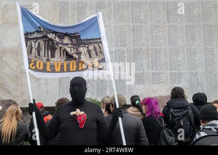 Santiago, Metropolitan Region, Chile. 10th Sep, 2023. A man holds a sign with the question ''Forget?'' in front of the mausoleum of missing detainees at the General Cemetery during the tribute to the victims of the AUGUSTO PINOCHET dictatorship in Santiago, Chile, on Sunday, September 10, 2023. The event concludes with riots in the General Cemetery and around the presidential palace. (Credit Image: © Joshua Arguello/ZUMA Press Wire) EDITORIAL USAGE ONLY! Not for Commercial USAGE! Stock Photo