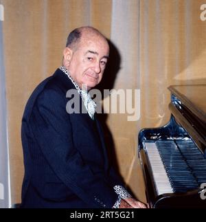 Shura Cherkassky, geboren in Russland, amerikanischer Pianist, Portrait am Klavier, circa 1977. Shura Cherkassky, born in Russia, American pianist, portrait on piano, circa 1977. Stock Photo
