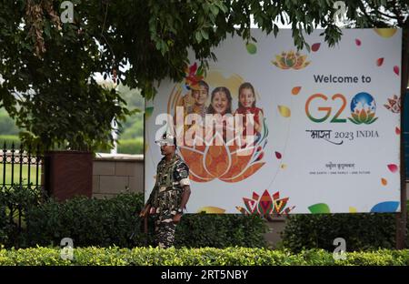 230908 -- NEW DELHI, Sept. 8, 2023 -- An Indian paramilitary trooper stands guard near a billboard for the Group of 20 G20 summit in New Delhi, India, Sept. 7, 2023. The Indian capital of New Delhi geared up to host the upcoming Group of 20 G20 summit at the weekend with tight security arrangements. Officials said the restrictions and traffic regulations came into effect in New Delhi on Friday morning and will continue until early Monday.  INDIA-NEW DELHI-G20 SUMMIT-SECURITY JavedxDar PUBLICATIONxNOTxINxCHN Stock Photo