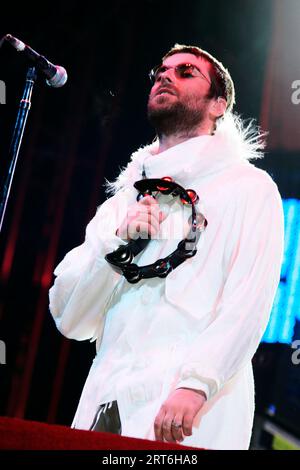 oasis-performing-at-