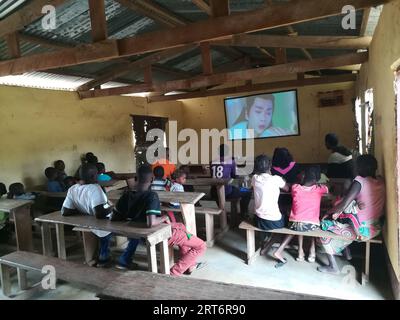 (230911) -- MAPUTO, Sept. 11, 2023 (Xinhua) -- People watch a television program through projection in Metuchira Village, Sofala Province, Mozambique, May 13, 2019. Government of Mozambique announced in May 2020 the completion of a project to bring digital satellite television signal to 1,000 villages in the country, which has benefited over 20,000 families.   The project, covering all the ten provinces and the capital city of Mozambique, was co-funded by China and implemented by the Chinese electronics and media company StarTimes. It trained work force particularly young people to be in charg Stock Photo