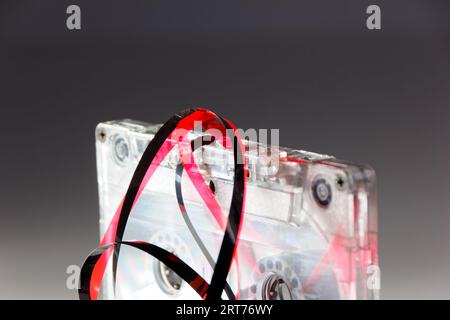 Cassette Audio Transparente Avec Musique Des Années 70 80 Et 90 écrite Sur  L'étiquette Adhésive. Technologie Obsolète Photo stock - Image du eighties,  désuet: 210699310