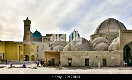 Toqi Zargaron, Bukhara, Uzbekistan. Trading domes undergoing off-season maintenance works. Stock Photo
