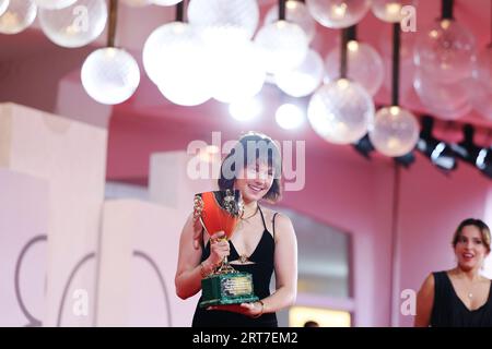 VENICE, ITALY - Sep 09: Cailee Spaeny poses with the Volpi Cup for Best Actress Award for ‘Priscilla’ at the winner's photocall at the 80th Venice International Film Festival on September 09, 2023 in Venice, Italy.(Photo by Mark Cape/Insidefoto) Stock Photo