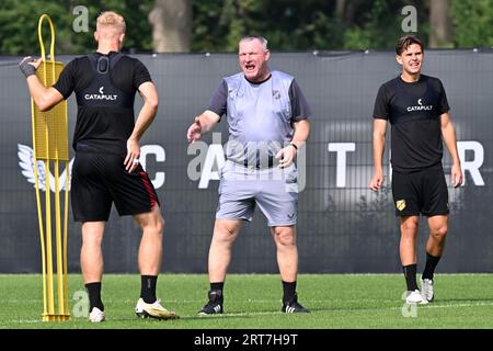 UTRECHT - (l-r) Isac Lidberg of FC Utrecht, FC Utrecht coach Ron Jans, Victor Jensen of FC Utrecht during the training of the new coach Ron Jans of FC Utrecht at the Topsportcentrum Overvecht on September 10, 2023 in Utrecht, the Netherlands. ANP GERRIT VAN COLOGNE Stock Photo