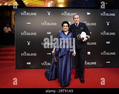 AMSTERDAM - Geert-Jan Knoops and Carry Knoops on the red carpet at the premiere of the film De Vuurlinie in the Royal Theater Tuschinski. The film is based on the stories of Major Marco Kroon, the first soldier since 1955 to be awarded the Military Order of William. ANP RAMON VAN FLYMEN netherlands out - belgium out Stock Photo