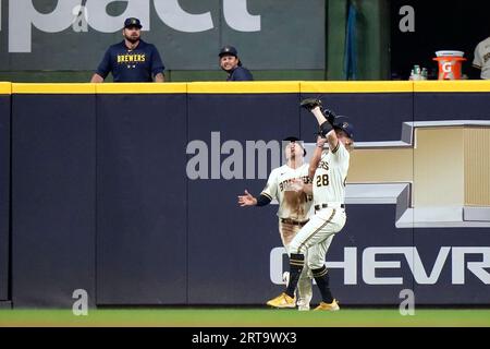 Tyrone Taylor makes leaping catch, 07/25/2022