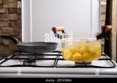 https://l450v.alamy.com/450v/2rta9mh/boiling-potato-in-transparent-glass-pot-on-a-gas-stove-2rta9mh.jpg