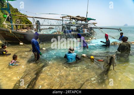 Fishermen empty their net, Koh Libong island in the Andaman Sea, Thailand, Asia Stock Photo