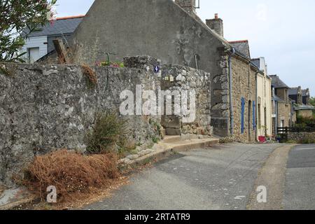 Narrow street and stone cottages in Rue des Pecheurs, Le Monteno, Arzon, Morbihan, Brittany, France Stock Photo