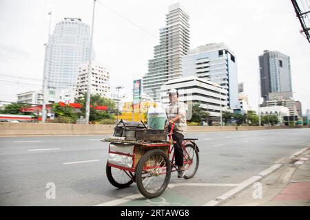 Bangkok, Thailand; 1st January 2023: Person with his mobile street food cart on the streets of Bangkok. Stock Photo