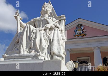 Statue of Queen Victoria with the Senate Building, Parliament Square, Nassau, New Providence Island, The Bahamas Stock Photo