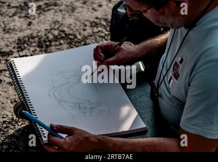 Sketching the vintage motors SUSSEX, ENGLAND. STEP BACK IN TIME with images from the goodwood revival event taken between September 8th 2023 and Septe Stock Photo