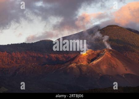 Cumbre Vieja in evening light, smoke over volcano, Canary Islands, La Palma, Todoque Stock Photo