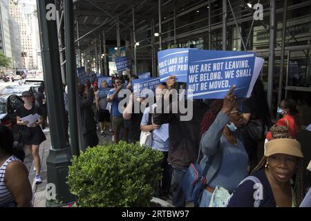 New Yorkers demonstrate in front of Gov. Kathy Hochul's Manhattan ...