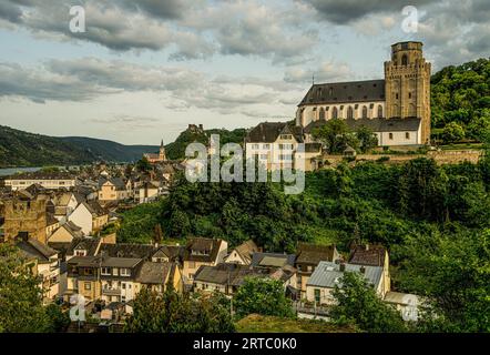 View of the old town of Oberwesel with the fortress towers, Martinskirche and Liebfrauenkirche, in the background the Schönburg, Upper Middle Rhine Va Stock Photo