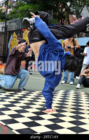 One-Handed Air Flare Handstand - Breakdancing performances, competition and battles on the basketball courts of  Woolloomooloo, Sydney Stock Photo