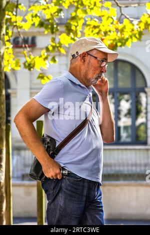 Older man using smartphone - Tours, Indre-et-Loire (37), France. Stock Photo