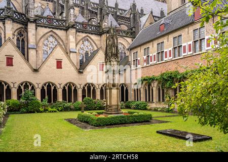 Courtyard and cloister of the St. Viktor Catholic Church in Xanten, Lower Rhine, North Rhine-Westphalia, Germany, Europe Stock Photo