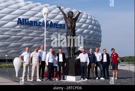 Munich, Germany. 12th Sep, 2023. Uli Hoeneß (4th from left), Honorary President of FC Bayern München, Uschi Müller (5th from left), wife of Gerd Müller, and Herbert Hainer (6th from left), President of FC Bayern München, attend the dedication of the monument in honor of Gerd Müller in front of the Allianz Arena. Gerd Müller made soccer history as a world-class striker with FC Bayern Munich and the German national team. He died in August 2021 at the age of 75. Credit: Sven Hoppe/dpa/Alamy Live News Stock Photo