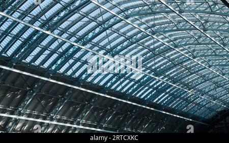 The Single Span Arched Roof Of Saint Pancras Railway Station MAde Of Wrought Iron And Glazed, London England UK Stock Photo