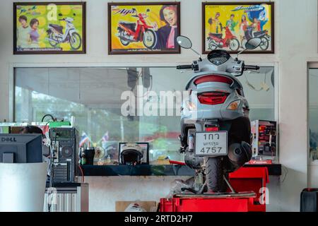 KANCHANABURI-THAILAND, JULY 20 ,2023 : Yamaha motorcycle authorized workshop and sales center. Technician repairs yamaha motorcycle at LoHengMong repa Stock Photo