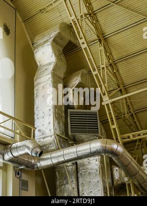 Thermally insulated ventilation and heating system elements in a large ...
