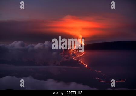 Spectacular overview of the 2022 eruption and lava flow of Mauna Loa Volcano (Moku‘āweoweo, the world's largest active volcano) on the Big Island o... Stock Photo