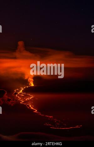 Fiery Lava flow of the 2022 eruption of Mauna Loa Volcano (Moku‘āweoweo, the world's largest active volcano) on the Big Island of Hawaii Stock Photo