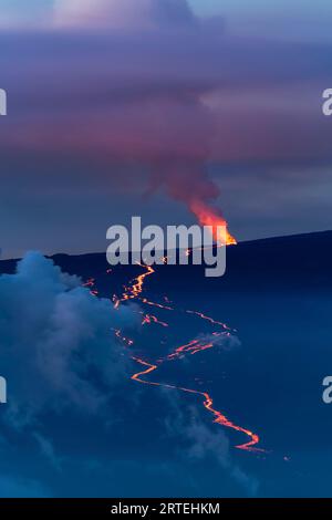 Spectacular view at twilight of the 2022 eruption and lava flow of Mauna Loa Volcano (Moku‘āweoweo, the world's largest active volcano) on the Big ... Stock Photo