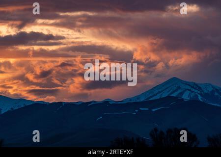 USA, Idaho, Bellevue, Dramatic clouds during sunset in mountains near Sun Valley Stock Photo