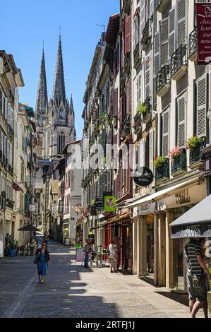 FRANCE. PYRENEES-ATLANTIQUES (64). BAYONNE. PORT-NEUF STREET Stock Photo