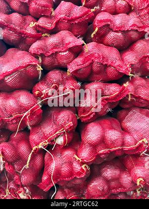 https://l450v.alamy.com/450v/2rtgc62/view-from-above-bunches-of-onions-in-red-sacks-2rtgc62.jpg