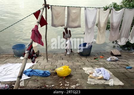 Dhaka, Bangladesh. 08th Sep, 2023. A worker hangs clean clothes along the banks of the Buriganga river in Dhaka on September 13, 2023 Photo by Habibur Rahman/ABACAPRESS.COM Credit: Abaca Press/Alamy Live News Stock Photo