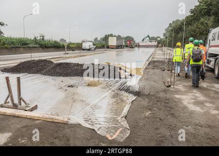 Daussoulx, Belgium. 13th Sep, 2023. Illustration picture shows a press visit to the E411/A4 rehabilitation worksite between Daussoulx and Thorembais-Saint-Trond, in the motorway interchange, in the presence of Walloon Minister Henry, Wednesday 13 September 2023. BELGA PHOTO BRUNO FAHY Credit: Belga News Agency/Alamy Live News Stock Photo